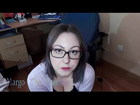 ❤️ 性感的眼镜女孩在镜头前深深地吸吮假阳具 ️ Porno fb﹏﹏